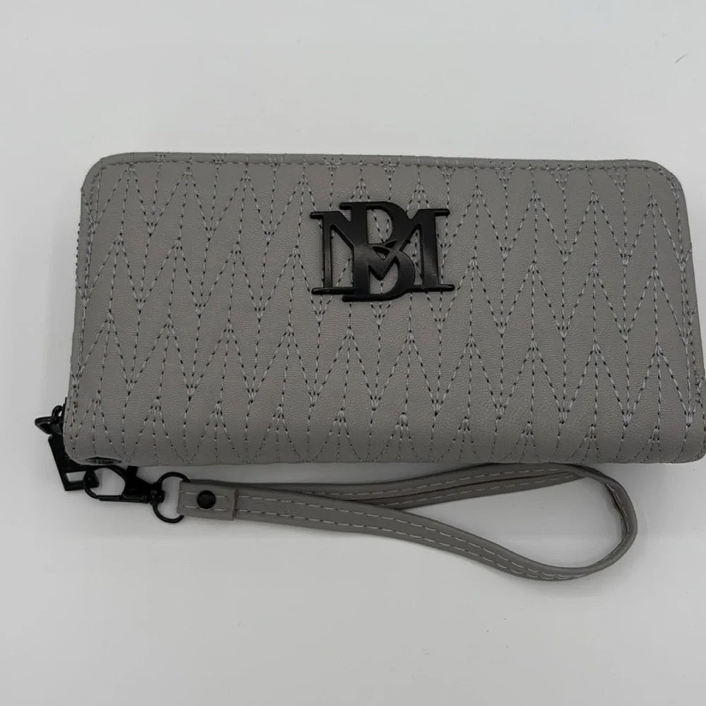 🤍 Badgley Mischka Gray Quilted Wristlet Wallet BM Logo NWT 😺✨